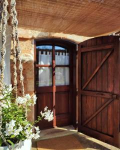 una entrada a una puerta de madera con una ventana en Masseria Borgo del Gallo, en Tricase