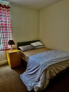 1 dormitorio con 2 camas y mesa con lámpara en Transformative housing birrell road en Nottingham