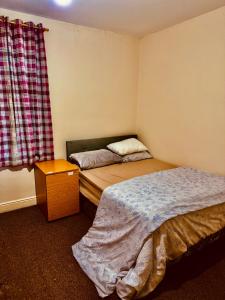 2 camas en una habitación pequeña con ventana en Transformative housing birrell road en Nottingham