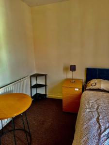 Habitación pequeña con cama y mesa en Transformative housing birrell road en Nottingham