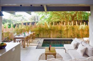 un patio con piscina, mesa y sillas en Alma Tropical - 4 Unit Luxury Villa Experience Santa Teresa, en Santa Teresa Beach