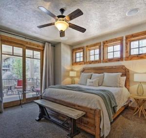 1 dormitorio con 1 cama y ventilador de techo en Beautiful Red Feather Lakefront Home in Fox Acres!, en Red Feather Lakes