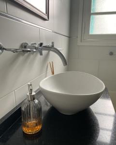 馬德普拉塔的住宿－Totem，一个带白色碗水槽的柜台浴室