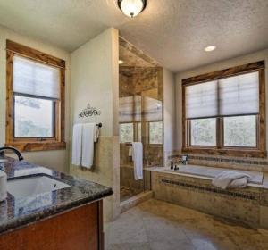 baño grande con bañera y lavamanos en Beautiful Red Feather Lakefront Home in Fox Acres!, en Red Feather Lakes