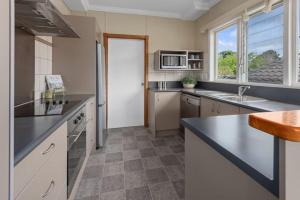 Kitchen o kitchenette sa Rest & Relax Villa Whangarei