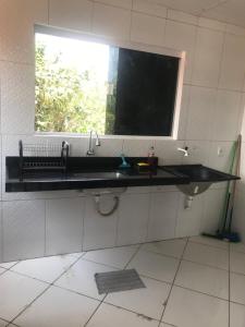 uma casa de banho com um lavatório e uma janela em Porto Dos Lençóis-Apt 12 em Barreirinhas