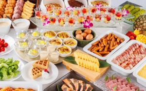 una mesa cubierta con muchos tipos diferentes de comida en Hotel Monterey Himeji, en Himeji
