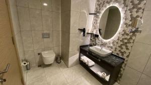 uma casa de banho com um lavatório, um WC e um espelho. em YASON BLUE SUIT OTEL em Perşembe