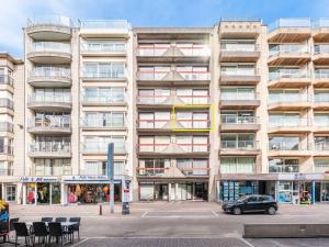 ein großes Gebäude mit einem davor geparkten Auto in der Unterkunft Apartment in St Idesbald with Sea Views in Koksijde