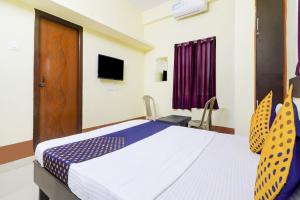 Телевизор и/или развлекательный центр в OYO Hotel Srinidhi Inn Near Bharat Nagar Metro Station