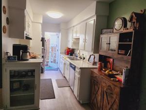 Køkken eller tekøkken på Cozy Private Room & Bath Central Location LA