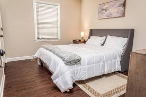 una camera da letto con un grande letto bianco e una finestra di Bellfield Retreat a McCormick