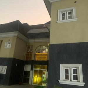 ein großes Haus mit zwei Fenstern und einem Balkon in der Unterkunft Health Plaza Abuja in Abuja