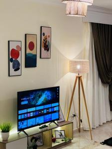En TV eller et underholdningssystem på A room in a shared apartment in New Cairo, Al-Rehab