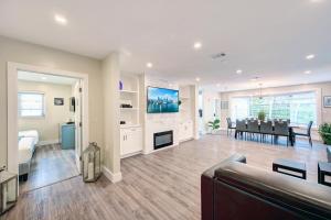 ハリウッドにあるLuxury Villa WALK 5 minutes to Hollywood Beachのソファのあるリビングルームとダイニングルーム +39枚の写真