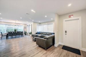 ハリウッドにあるLuxury Villa WALK 5 minutes to Hollywood Beachのソファとテーブルのあるリビングルーム