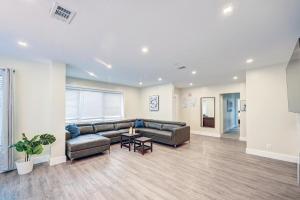ハリウッドにあるLuxury Villa WALK 5 minutes to Hollywood Beachのソファとテーブルのあるリビングルーム