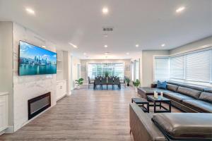 ハリウッドにあるLuxury Villa WALK 5 minutes to Hollywood Beachのソファと暖炉付きの広いリビングルーム