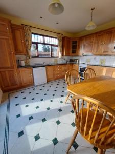 una cocina con mesa y sillas. en House in the countryside en Cork