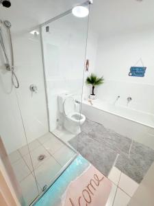 Minimalist room in Bonython Not Entire Unit في Tuggeranong: حمام مع دش ومرحاض ومغسلة
