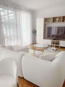 Tuggeranong的住宿－Minimalist room in Bonython Not Entire Unit，白色的客厅配有白色的沙发和电视