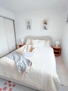 um quarto branco com uma cama branca e 2 mesas em Minimalist room in Bonython Not Entire Unit em Tuggeranong