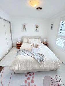 Habitación blanca con cama y ventana en Minimalist room in Bonython Not Entire Unit en Tuggeranong