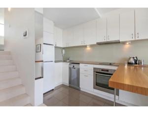 Una cocina o kitchenette en Beachside Paradise - Ocean Views, Central Position