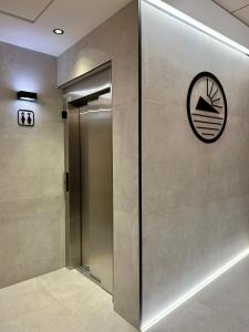 un ascensor en un edificio con un cartel en la pared en Pension La Orozca en Benidorm