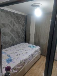 a small bedroom with a bed in a room at Casa simples e aconchegante / Banho quente in Contagem