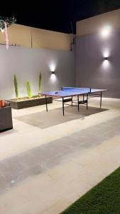 una mesa de ping pong en una habitación con mesa de ping pong en شاليه نايا, en Kerak