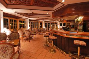 太平洋港的住宿－Yatu Lau Lagoon Resort Fiji，餐厅内的酒吧,配有桌椅