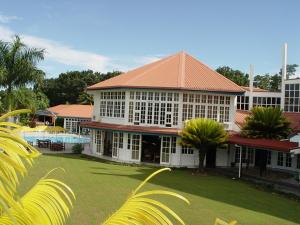 太平洋港的住宿－Yatu Lau Lagoon Resort Fiji，一座白色的大建筑,设有庭院和游泳池