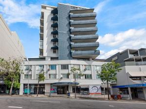 a tall building on a city street at Picturesque City Living Moments From Everything in Brisbane