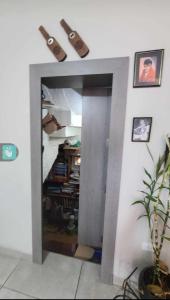 Zimmer mit Flur mit Tür und Regal in der Unterkunft Casa Cuenca in Cuenca