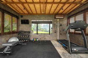 uma sala de fitness com um ginásio com máquinas de andar em Samanvaya - Adults Only em Sidemen