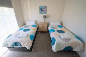 Ένα ή περισσότερα κρεβάτια σε δωμάτιο στο The Royal Cottage