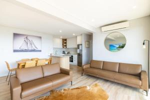 Χώρος καθιστικού στο Blue Waters, 2 59 Ronald Ave - water views Linen aircon Wi-Fi