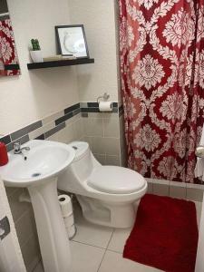 łazienka z toaletą i umywalką w obiekcie Cozy and relaxing apartment w mieście Gwatemala