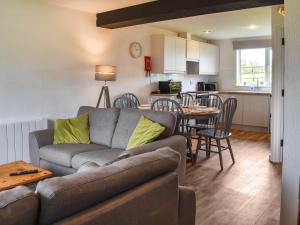 Il comprend un salon et une cuisine avec un canapé et une table. dans l'établissement The Dairy - Uk46188, à St Margarets at Cliff