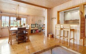 Gorgeous Home In Hrnsand With Wifi في هارنوساند: مطبخ وغرفة طعام مع طاولة وكراسي