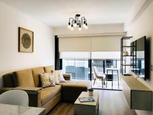 sala de estar con sofá y mesa en R° | Beautiful apartment in San Isidro en Lima