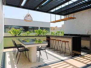 R° | Beautiful apartment in San Isidro في ليما: مطبخ خارجي مع طاولة وكراسي