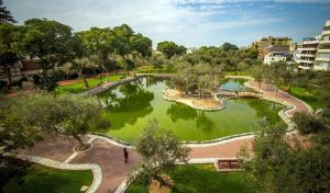 un parque con un estanque con una persona caminando en él en R° | Beautiful apartment in San Isidro en Lima