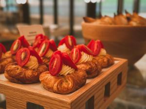 um monte de croissants e outros bolos numa mesa em InterContinental Hotels Shenzhen WECC, an IHG Hotel em Shenzhen