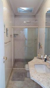 Un baño con ducha, inodoro y lavabo. en LINDA CASA NO CENTRO HISTÓRICO, en São João del Rei