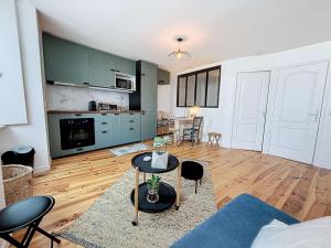 Kuchyňa alebo kuchynka v ubytovaní Appartement rénové, 1 chambre, 300m de la gare, près du centre de Granville - FR-1-361-479
