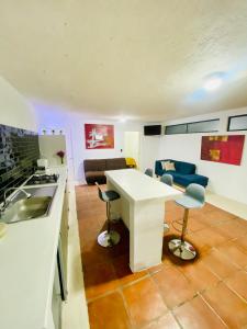 a kitchen and living room with a table and chairs at Depa Santa María in Malinalco
