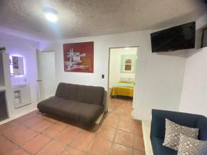 a living room with a couch and a bed at Depa Santa María in Malinalco