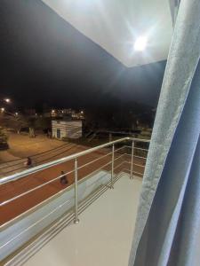 - un balcon avec vue sur la ville la nuit dans l'établissement Soto Apartamentos, à Chiclayo